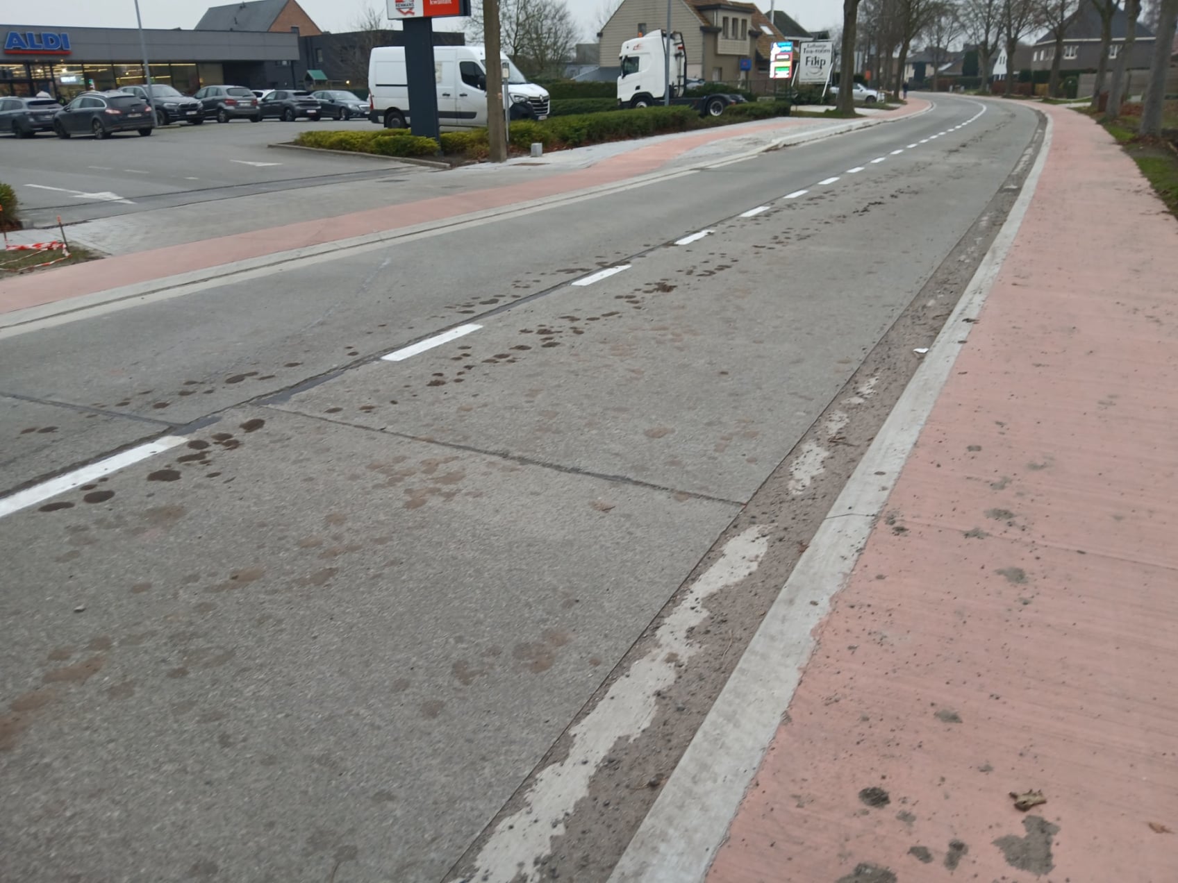 oprit van de Aldi is niet verlaagt