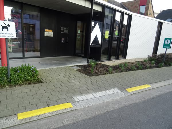 toegang tot het voetpad en de bibliotheek